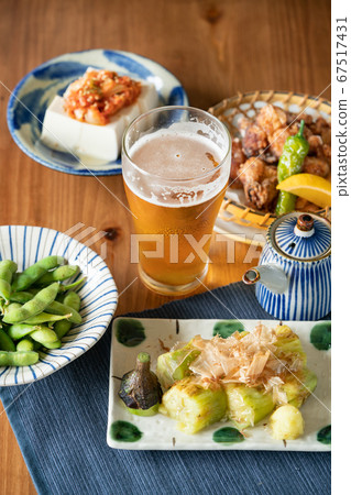 夏季啤酒和小吃 67517431