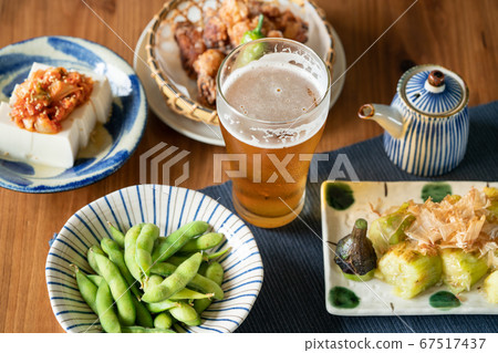 夏季啤酒和小吃 夏季啤酒和小吃 67517437