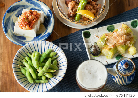 夏季啤酒和小吃 夏季啤酒和小吃 67517439