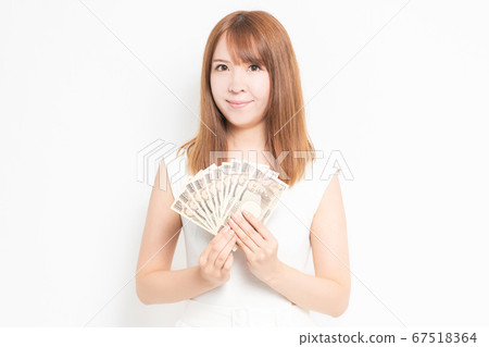 女人穿著一件衣服,拿著錢 女人穿著一件衣服,拿著錢 67518364