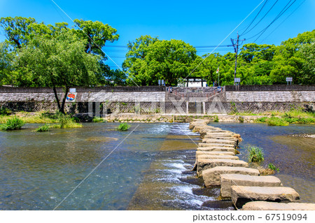 Stepping stones from the Honmei river [Isahaya City, Nagasaki Prefecture] 67519094