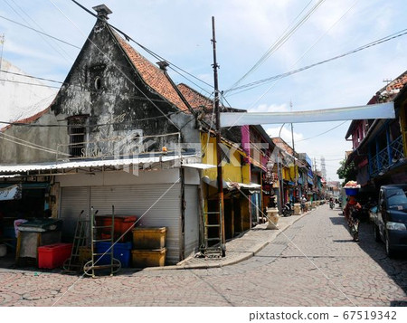 印尼泗水市充滿生機的舊城區街角 67519342