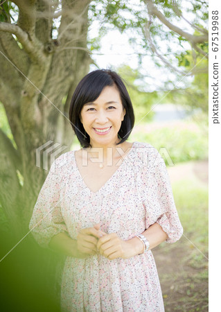 清新的綠色中間女士Arafif 清新的綠色中間女士Arafif 67519988