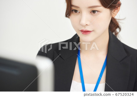 Business woman computer Business woman computer 67520324