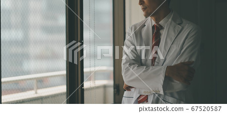 男性穿著50多歲的白色外套 67520587