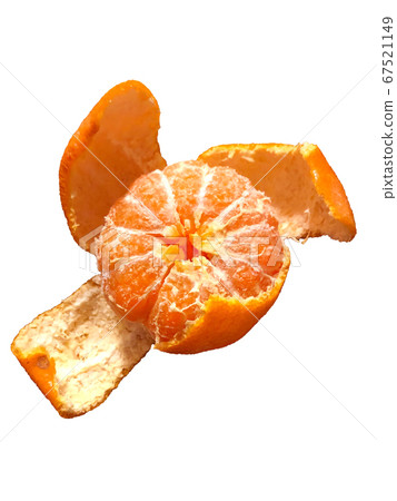 在白色背景隔絕的被剝皮的橘子 67521149
