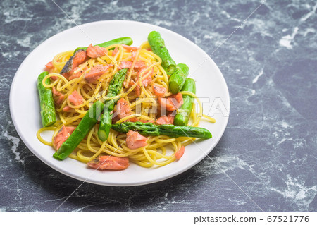 三文魚和蘆筍麵食 67521776