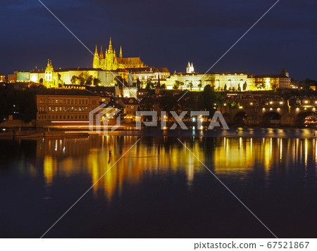 捷克布拉格布拉格城堡伏爾塔瓦河河（摩爾道河）夜景 67521867