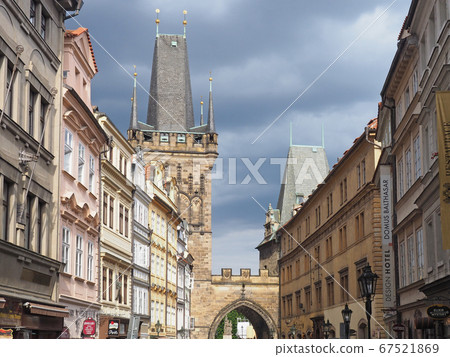 伏爾塔瓦河河(摩爾道河)上的捷克查理大橋 伏爾塔瓦河河(摩爾道河)上的捷克查理大橋 67521869