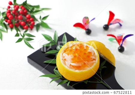 紅色和白色茄子鮭魚子的柚子水壺 67522811
