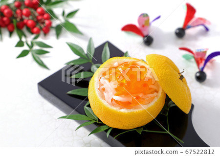 紅色和白色茄子鮭魚子的柚子水壺 67522812