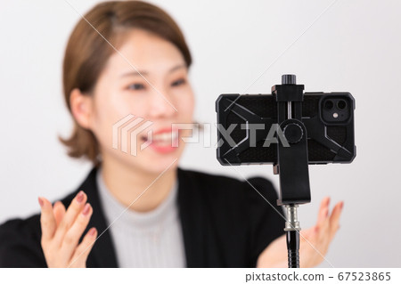 女人說話的智能手機 女人說話的智能手機 67523865