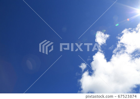 The summer sky where the sunlight is dazzling The summer sky where the sunlight is dazzling 67523874
