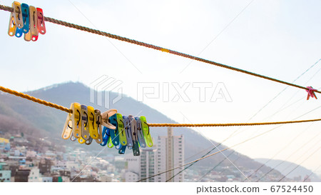 釜山甘川文化村色彩斑laundry的洗衣房和天空 釜山甘川文化村色彩斑laundry的洗衣房和天空 67524450