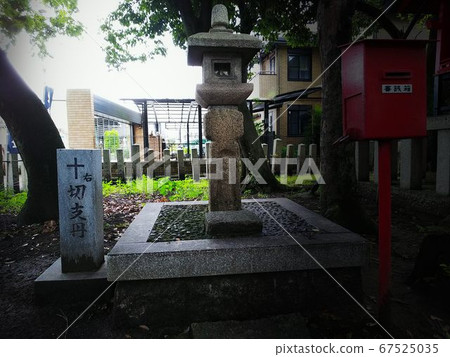 A hidden Christian Virgin monument carved in the middle of the Edo period that remains in a lantern of a shrine in a residential area A hidden Christian Virgin monument carved in the middle of the Edo period that remains in a lantern of a shrine in a residential area 67525035