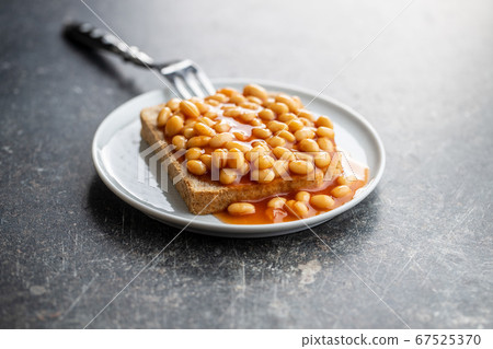 Toast bread with baked beans. 67525370