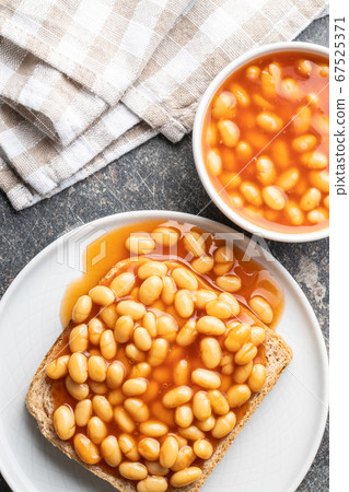Toast bread with baked beans. Toast bread with baked beans. 67525371