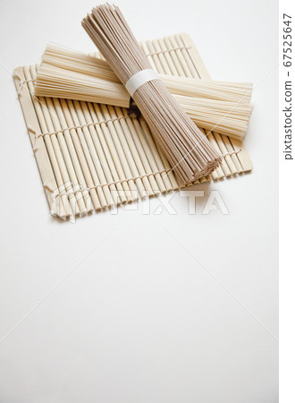Japanese buckwheat noodles on a zaru and noodles (dry noodles) 67525647