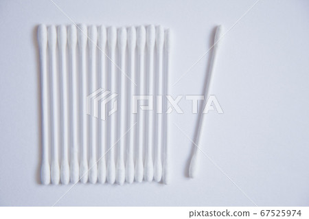 在白色背景上排隊的白色棉籤 在白色背景上排隊的白色棉籤 67525974