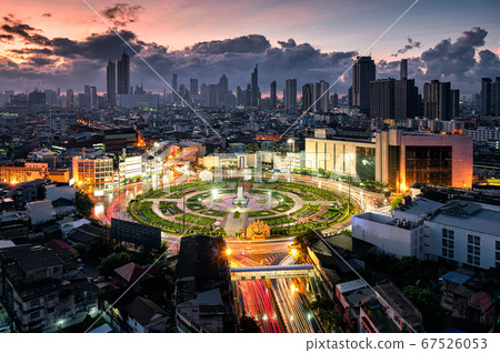 Wongwianyai roundabout monument with car traffic Wongwianyai roundabout monument with car traffic 67526053