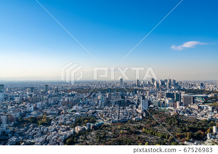 [Tokyo] Cityscape of the refreshing blue sky 67526983