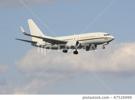 美國海軍C-40A快船運輸飛機在蔚藍的天空中飛翔 67526999