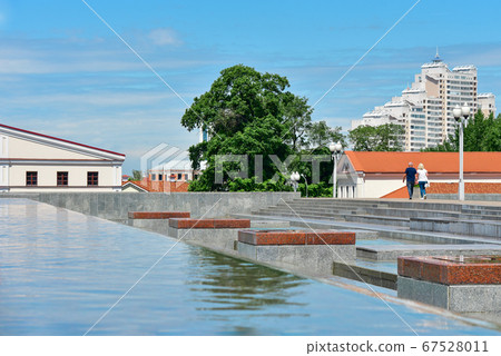 City fountain with water flowing down 67528011
