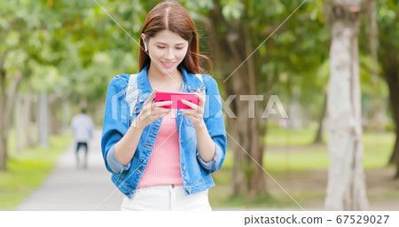 woman use ear bud 67529027