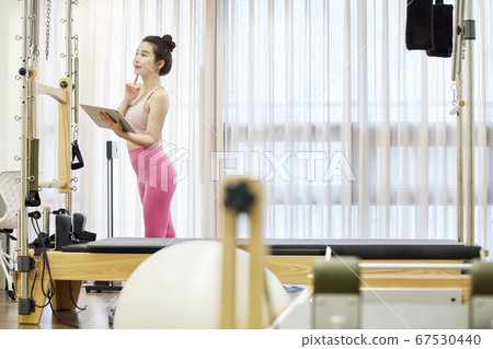 年輕女子,運動,普拉提,體育 年輕女子,運動,普拉提,體育 67530440