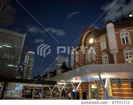 Tokyo station at night 67531713