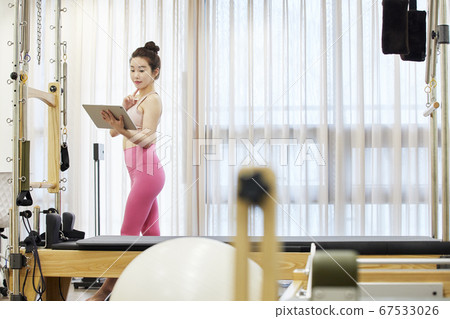 年輕女子,運動,普拉提,體育 年輕女子,運動,普拉提,體育 67533026