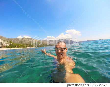 man swims underwater man swims underwater 67535673
