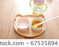 嬰兒食品的粥和胡蘿蔔才剛剛開始 67535894