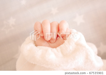 剛出生的嬰兒的右手 剛出生的嬰兒的右手 67535901