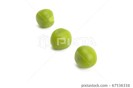 green peas isolated 67536338