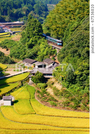 Quiet original scenery of Shikoku Kiha 185 railcar slowly moving along the arch bridge Quiet original scenery of Shikoku Kiha 185 railcar slowly moving along the arch bridge 67536810