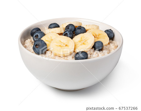 prepared oatmeal with berries 67537266