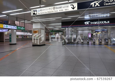 在常磐線和筑波快線的北千住站檢票口前，沒有人 67539267