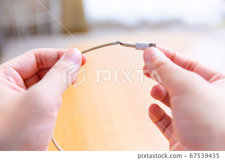 Disconnection of charging cable 67539435
