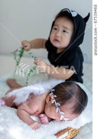 新生照片天使和魔鬼 67539468