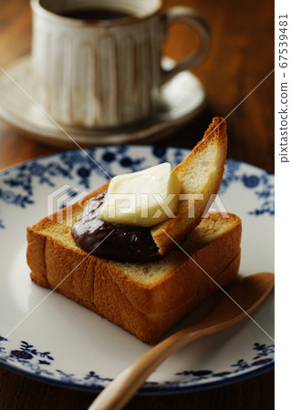 黃油吐司和咖啡 67539481