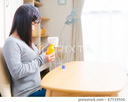 Disinfectant, wound medicine, female copy space 4:3 Disinfectant, wound medicine, female copy space 4:3 67539500