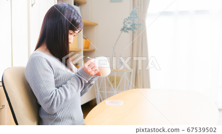 Woman taking out cotton swabs Copy space 16:9 67539502