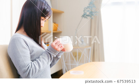 Woman taking out cotton swabs Copy space 16:9 Woman taking out cotton swabs Copy space 16:9 67539513