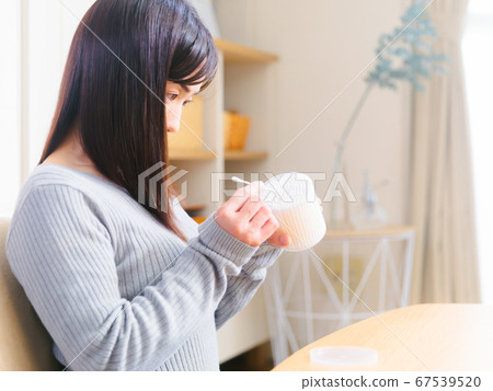 女人拿出棉籤複製空間4：3 67539520