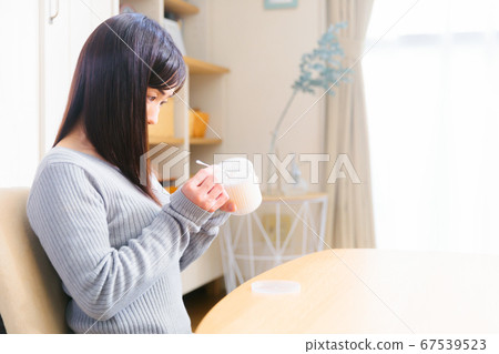 女人拿出棉籤副本空間 67539523