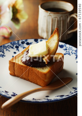 An butter toast and coffee 67539540