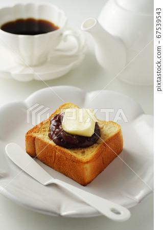 黃油吐司和咖啡 67539543