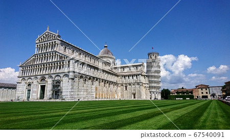 比薩大教堂和斜塔在晴朗的一天 比薩大教堂和斜塔在晴朗的一天 67540091