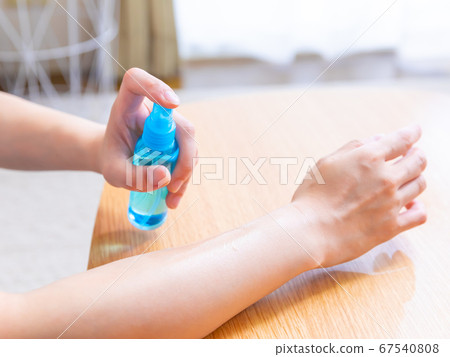 Female hands using insect repellent spray 4:3 67540808